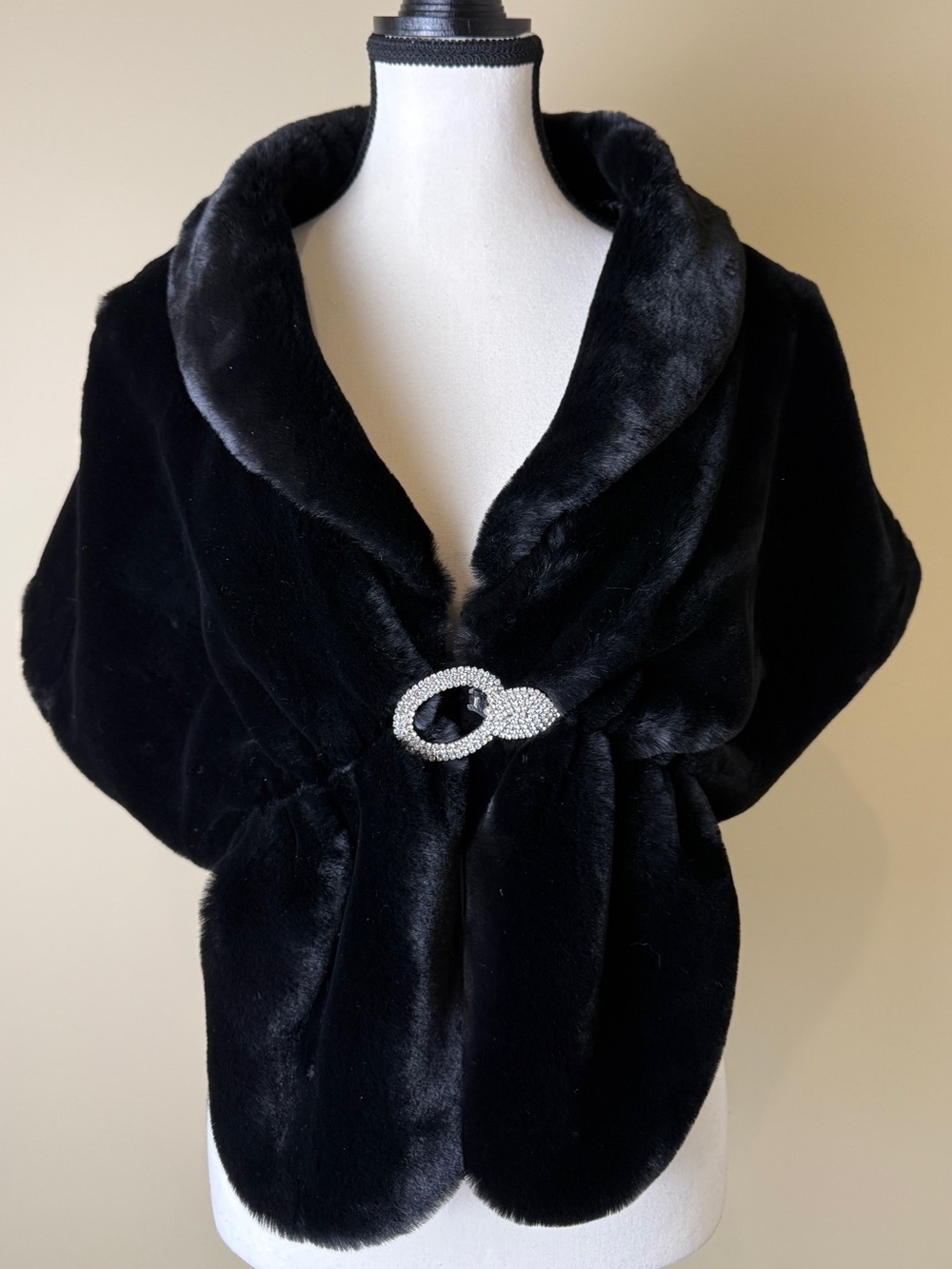Laura Petites Faux Fur Shrug Size 0 Black Rhinestone Clasp Plush Capelet Formal